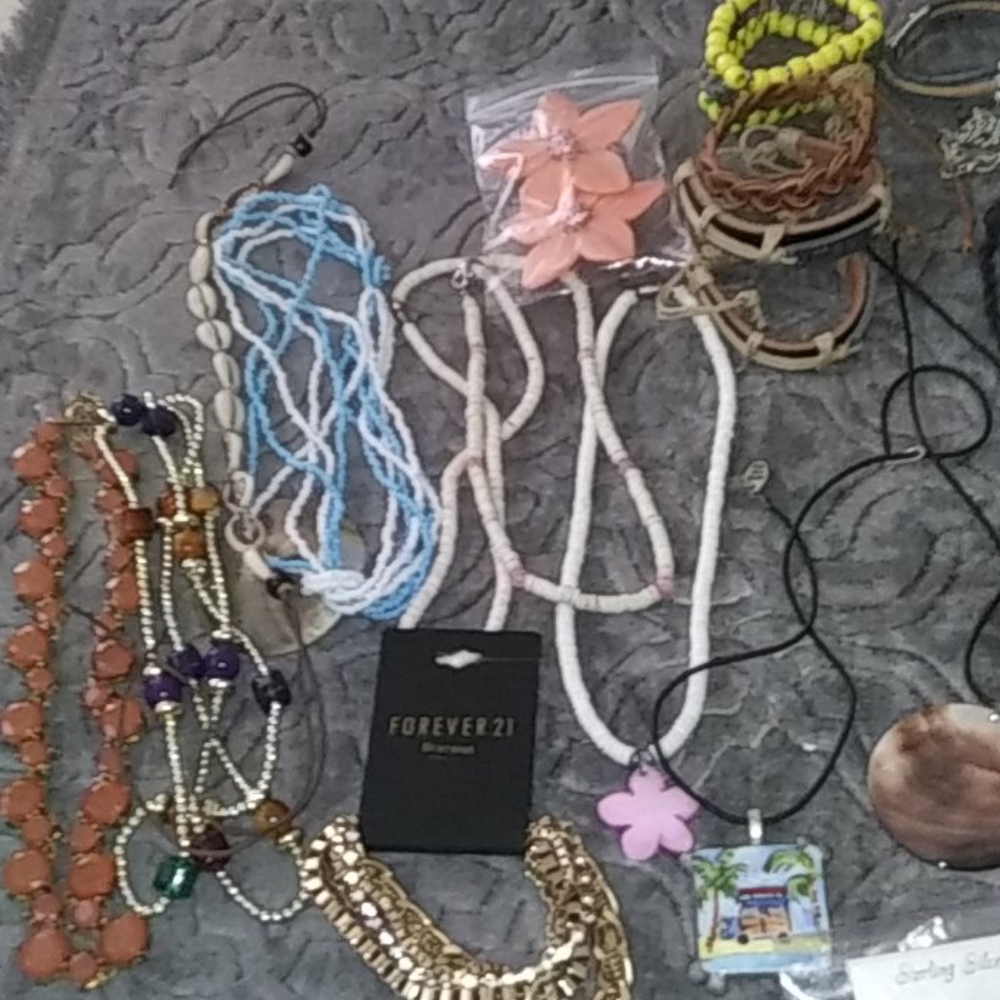 25 pieces of costume Vintage assorted pieces for c